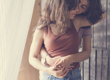 Lezbiyen çift birlikte vakit geçiriyor.