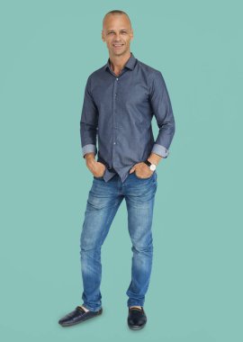 Beyaz yakışıklı adam ayakta