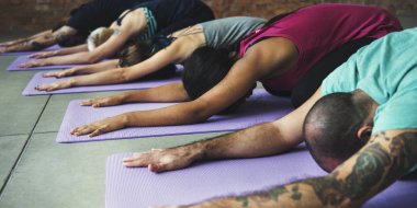 İnsanlar yoga yapıyor.