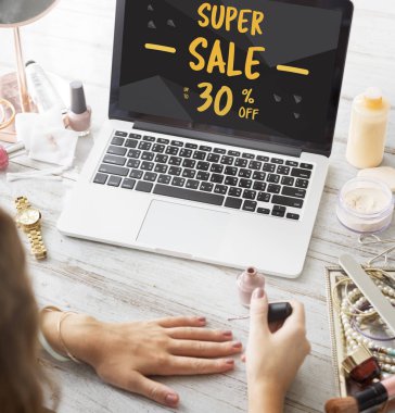 kadın manikür yapma