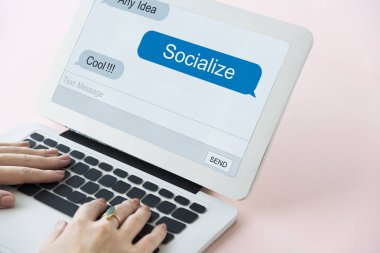 Dizüstü bilgisayarda çalışan kadın