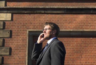 smartphone üzerinde konuşan işadamı 