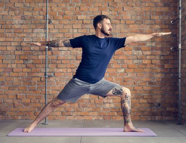 Yoga egzersiz egzersiz yapan erkek