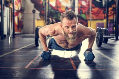 Spor salonunda egzersiz yapan adam.