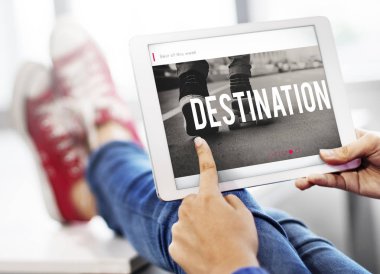 Dijital tablet kullanan kişi