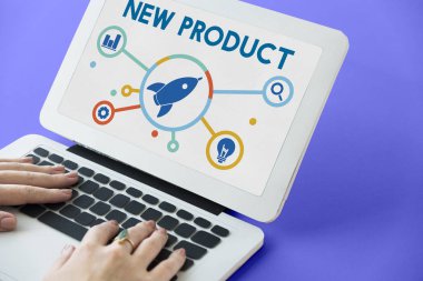 Dizüstü bilgisayarda çalışan kadın