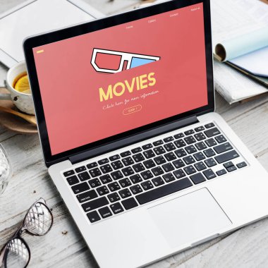 çalışma alanı tablo açılan laptop