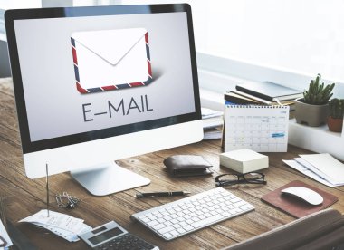 bilgisayar monitöründe ofis masaları