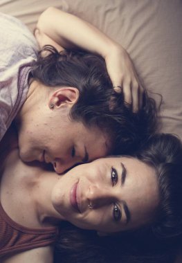 Lezbiyen çift birlikte vakit geçiriyor.