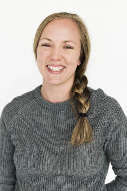 Gülümseyen genç kadın