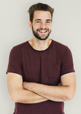 gülümseyen çapraz kollu yakışıklı adam