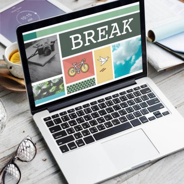 çalışma alanı tablo açılan laptop