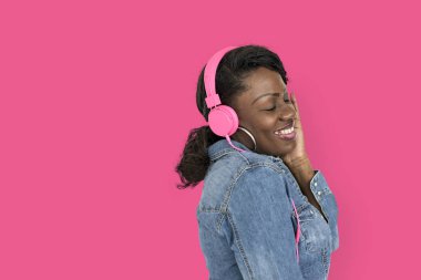 Afrikalı kadın kulaklık müzik dinleme