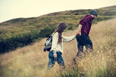 Genç çift dışarıda.