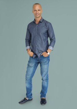 Beyaz yakışıklı adam ayakta