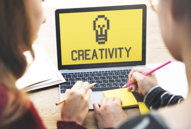 söz, dizüstü kullanan kadın