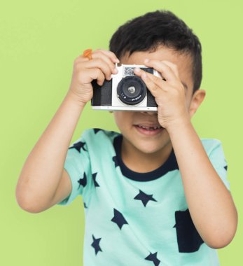 Fotoğraf makinesi ile poz çocuk