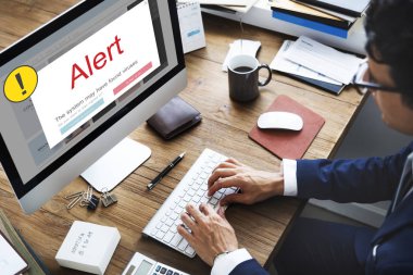 bilgisayarla çalışma iş adamı