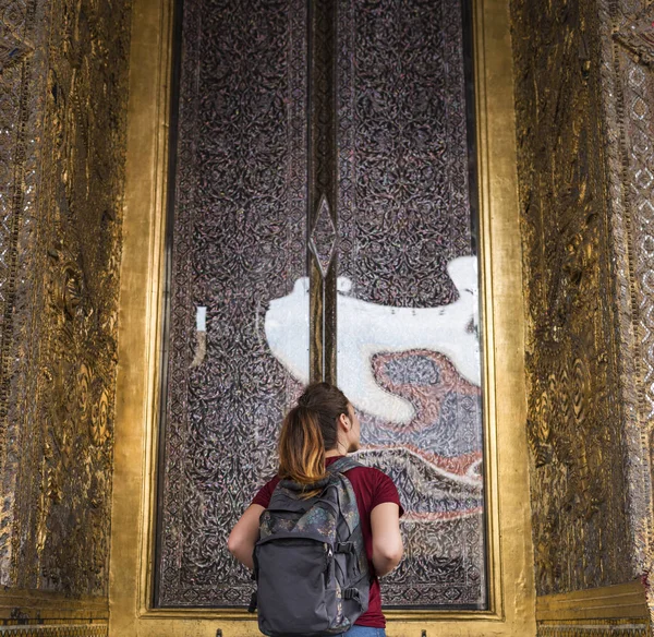 Kvinna resenär i Thailand-templet — Stockfoto