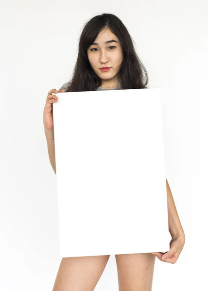 Азіатська жінка тримає порожній папір — стокове фото