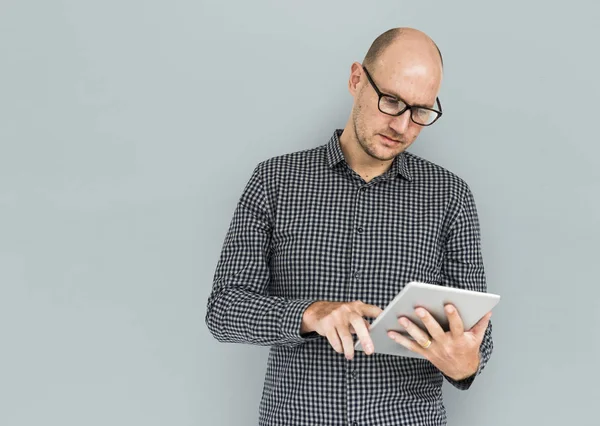 Homem usando tablet digital — Fotografia de Stock