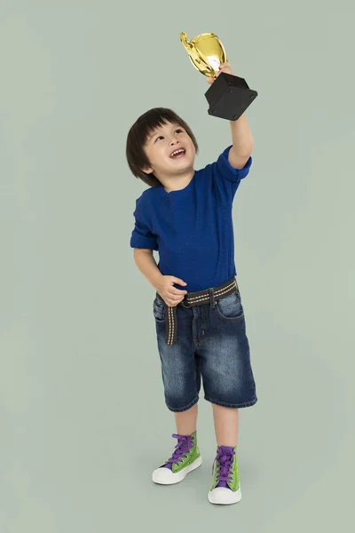 Азиатский мальчик с призом — стоковое фото