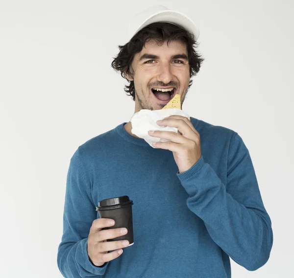 Attraente uomo mangiare sandwich — Foto Stock