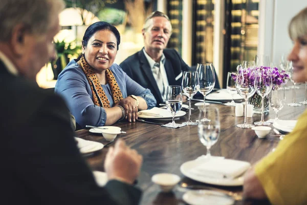 Affärsmän på möte i restaurang — Stockfoto