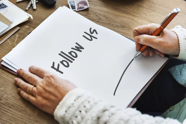 Frau schreibt auf Papier — Stockfoto