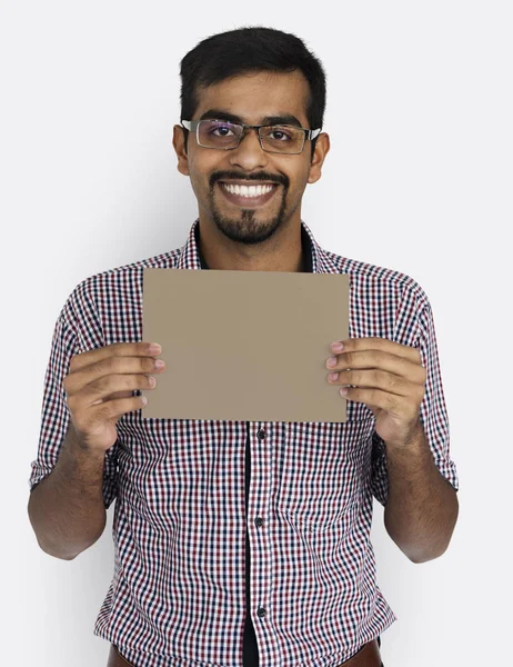 Indischer Mann hält Papier blank — Stockfoto