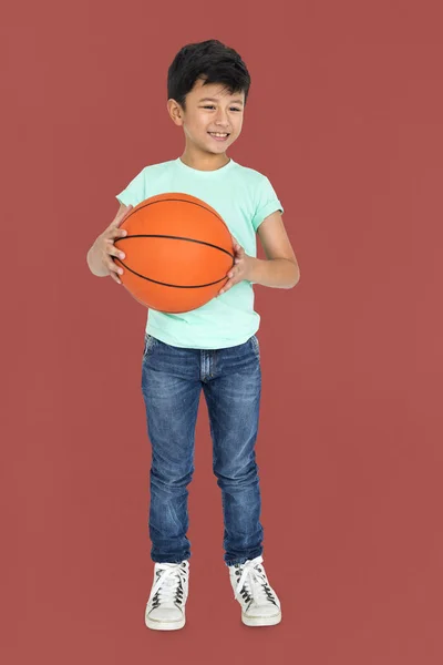 Niño sosteniendo pelota de baloncesto — Foto de Stock