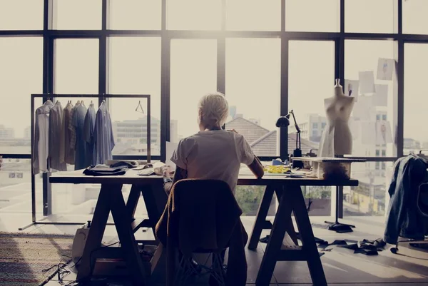 Modedesignerin arbeitet im Showroom — Stockfoto