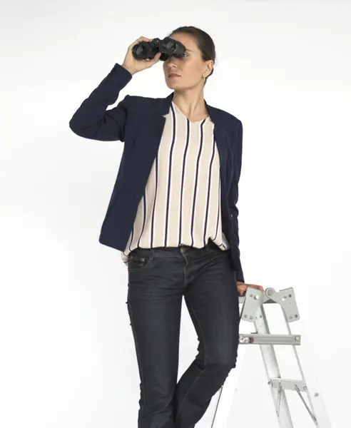Donna su scala con binocolo — Foto Stock