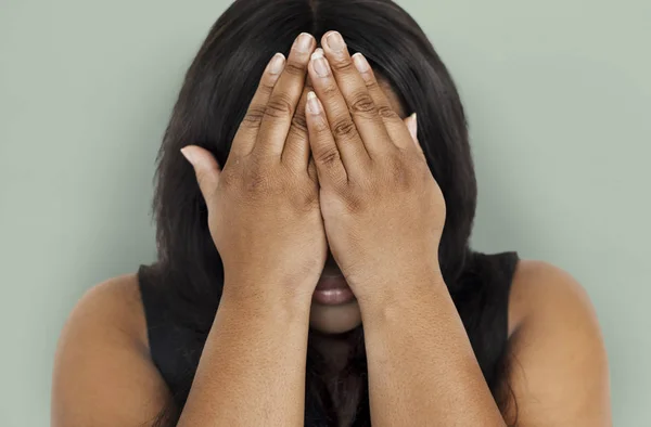 Mujer africana cubriendo cara a mano — Foto de Stock