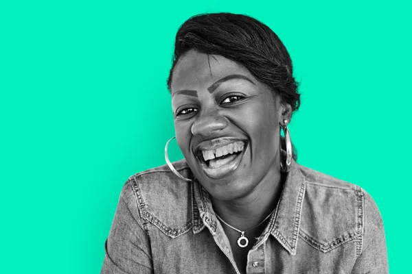 Африканская женщина смеется — стоковое фото