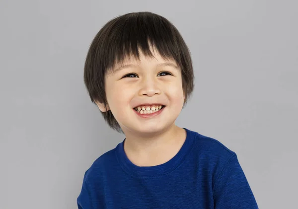 Leuke Aziatische jongen glimlachen — Stockfoto