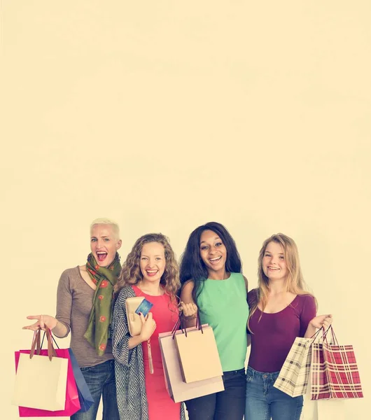 Bevásárlótáskát tartó nők — Stock Fotó