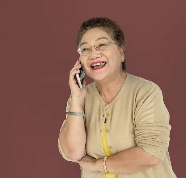 Vrouw aan de telefoon — Stockfoto