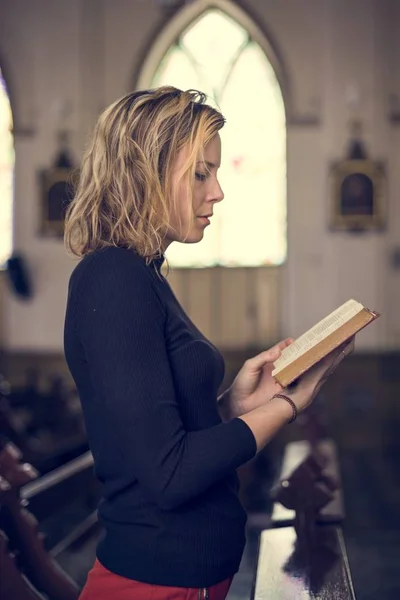 Vrouw in de kerk — Stockfoto