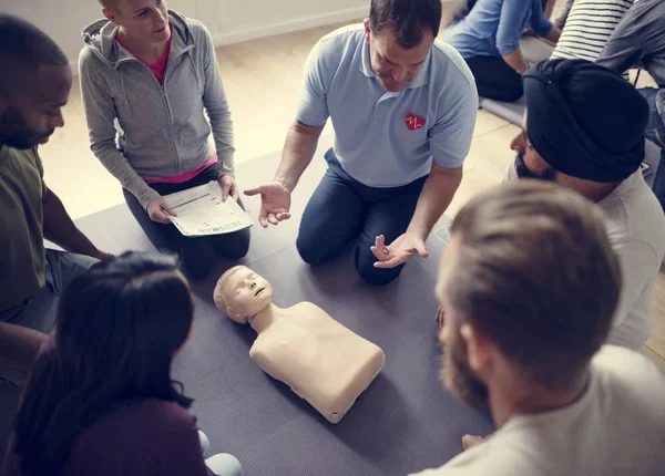 Lidé učení Cpr školení první pomoci — Stock fotografie