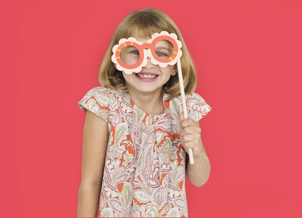 Dziewczyna trzyma okulary papier — Zdjęcie stockowe