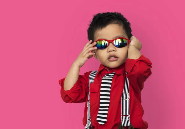 Asiático chico ajustando gafas de sol — Foto de Stock