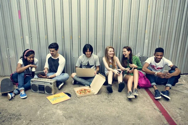 Gruppo di amici adolescenti — Foto Stock