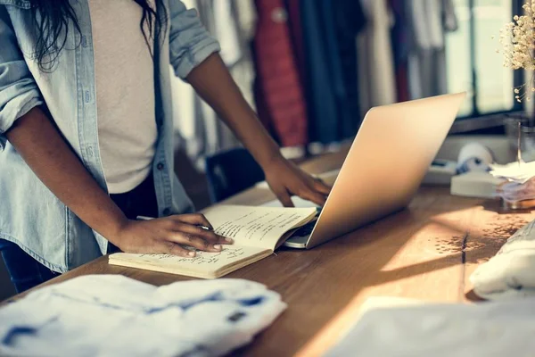 Wowan trabajando en la tienda — Foto de Stock