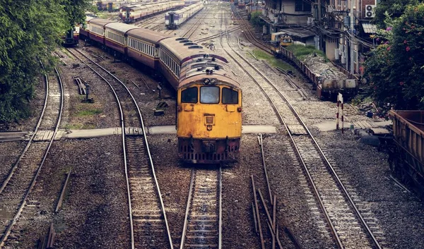 Passeios de comboio na via férrea — Fotografia de Stock