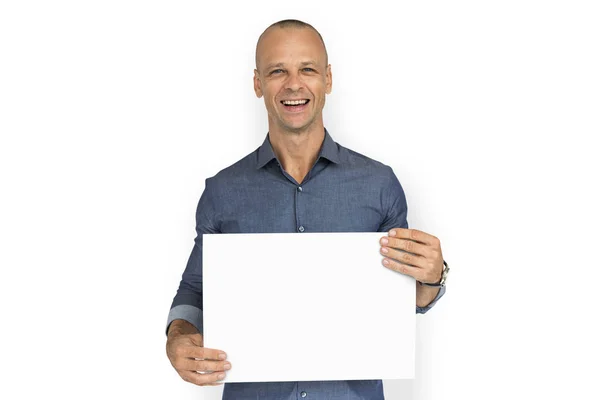 Hombre sosteniendo papel blanco en blanco — Foto de Stock