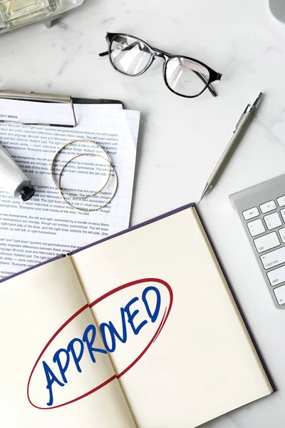 Mesa de trabalho com livro aberto — Fotografia de Stock