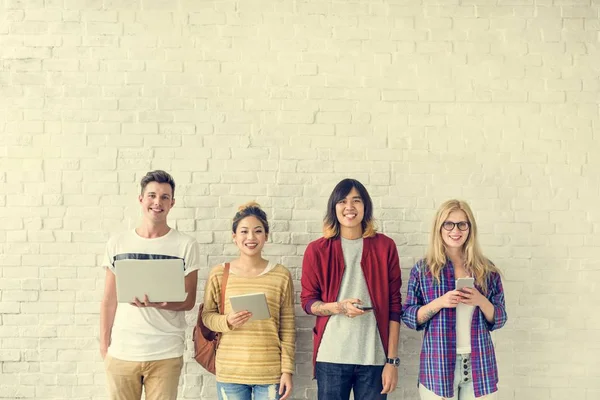 Schüler nutzen digitale Geräte — Stockfoto