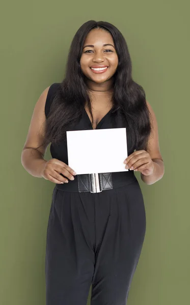 Mulher segurando papel branco em branco — Fotografia de Stock