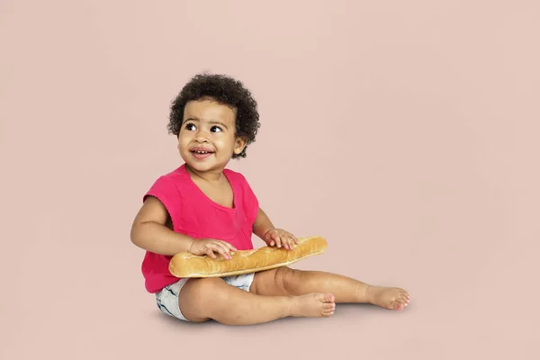 バゲットパンとアフリカの子供 — ストック写真